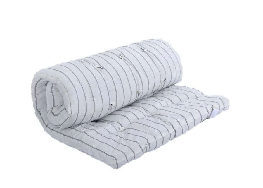 Mattress with a top made of mixed fabrics with synthetic filling