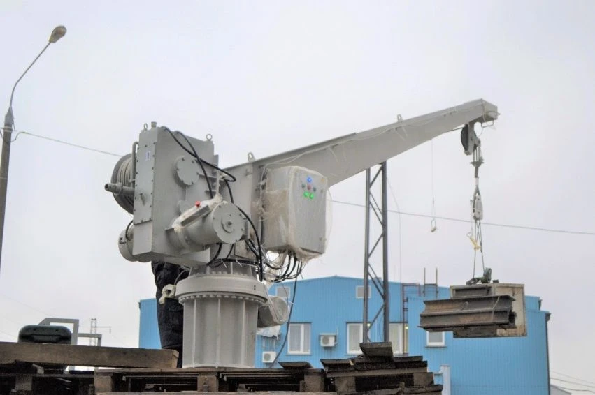 Lifting device for free-fall lifeboat