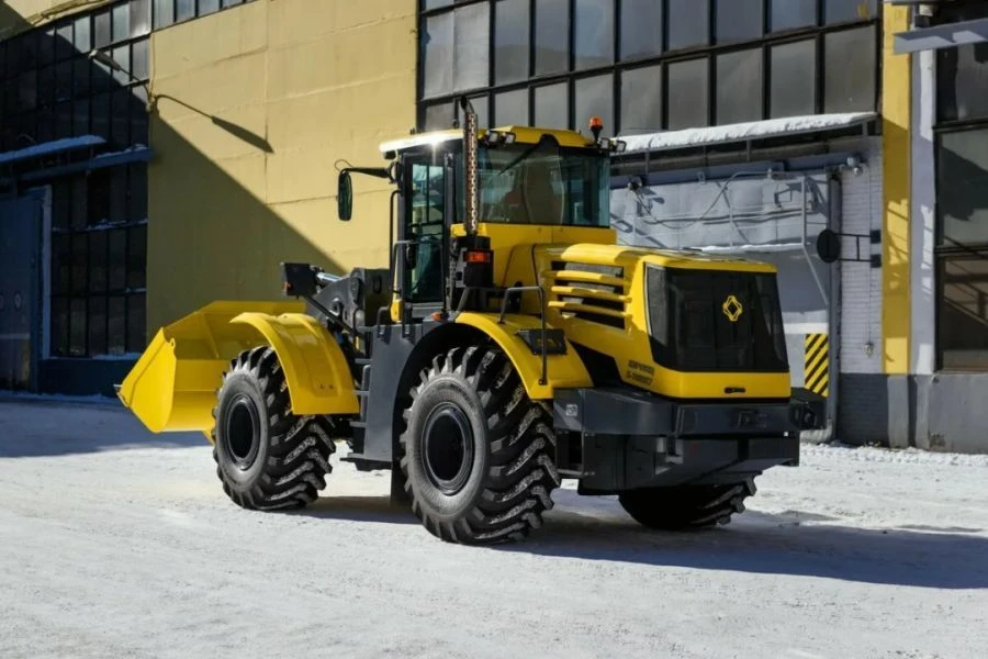 Universal wheeled bulldozer "Kirovets" K-708BKU