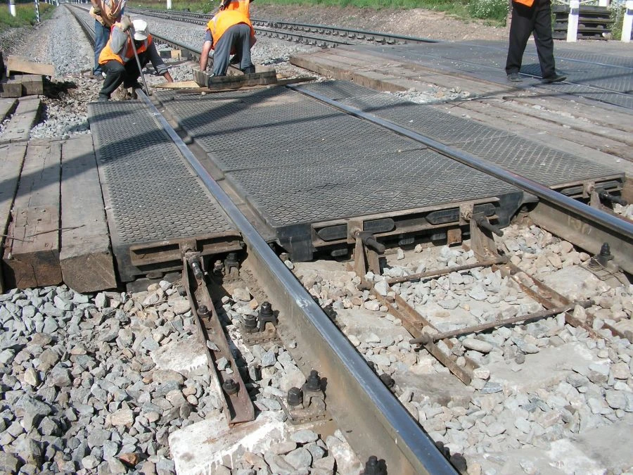 Decking (rubber parts for decking) for railway crossings