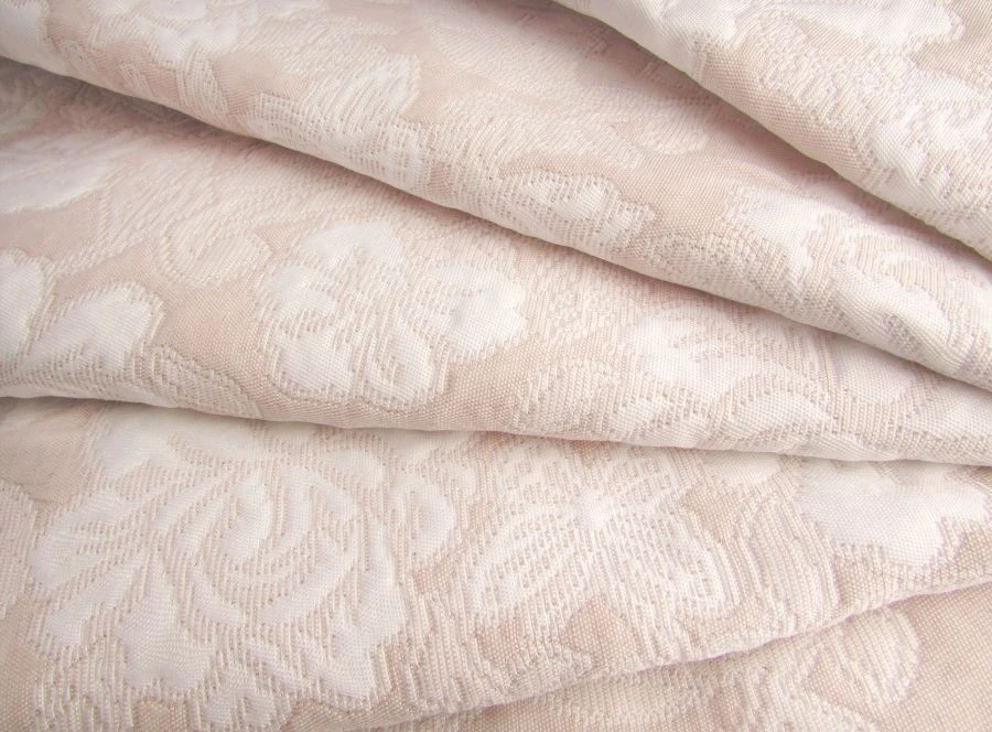 Ready-made decorative mottled jacquard fabrics of synthetic yarns