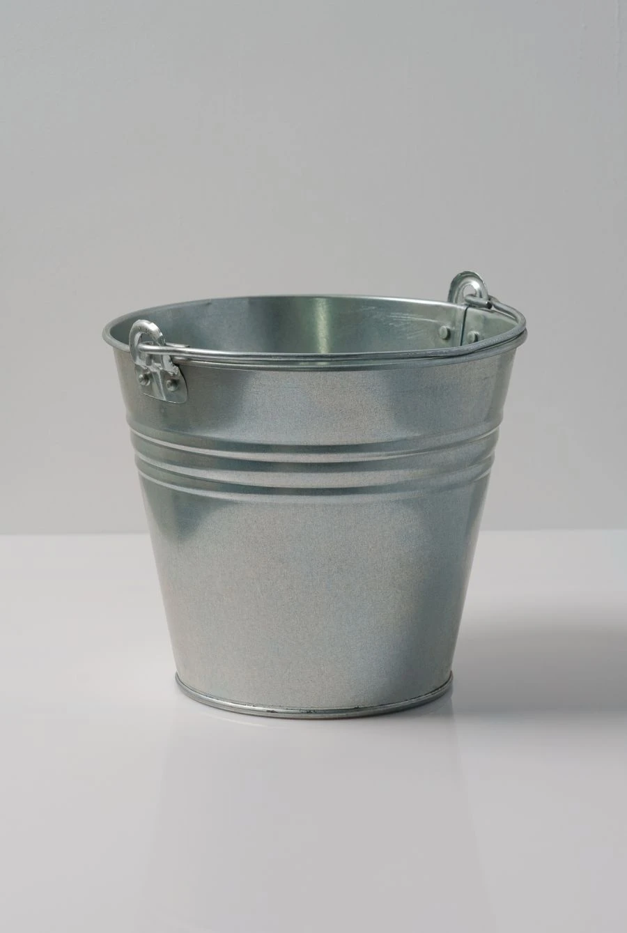 Galvanised bucket 10 l 1 seam with riveted lugs
