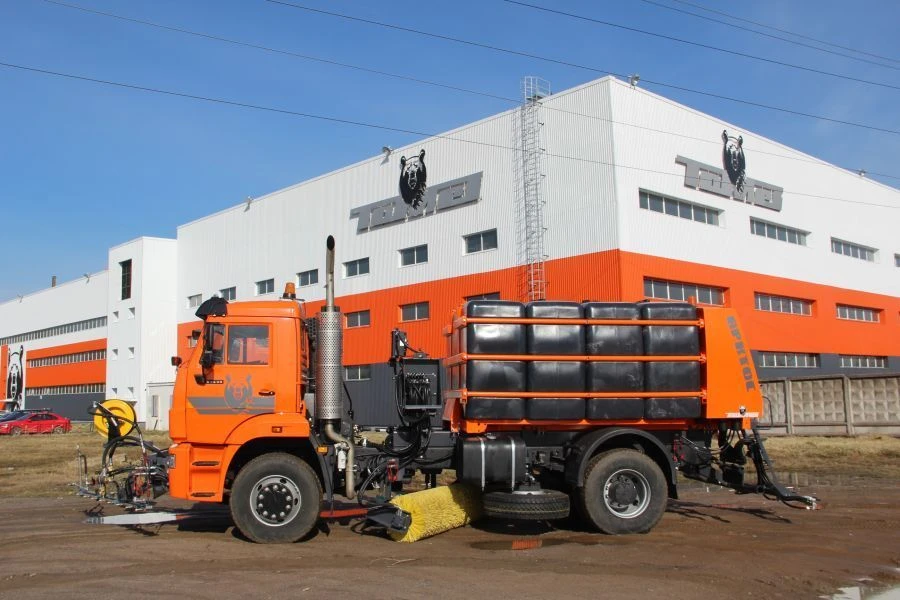 MKDU-10 combined road sweeping machine based on KAMAZ-53605-A5 chassis