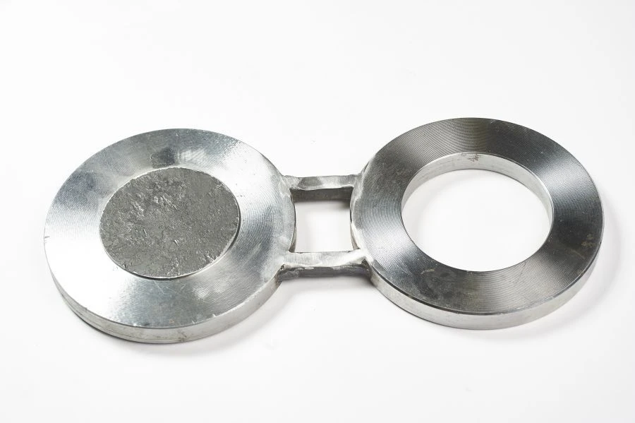 Steel swivelling plug for valve flanges