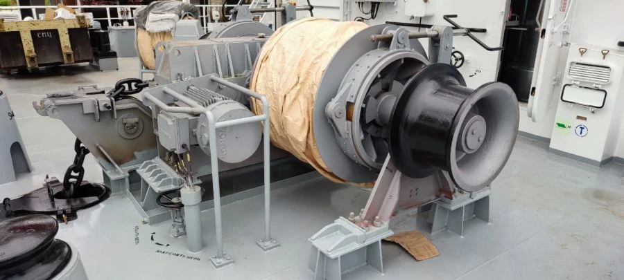 Anchor-mooring winch LYASH36K3