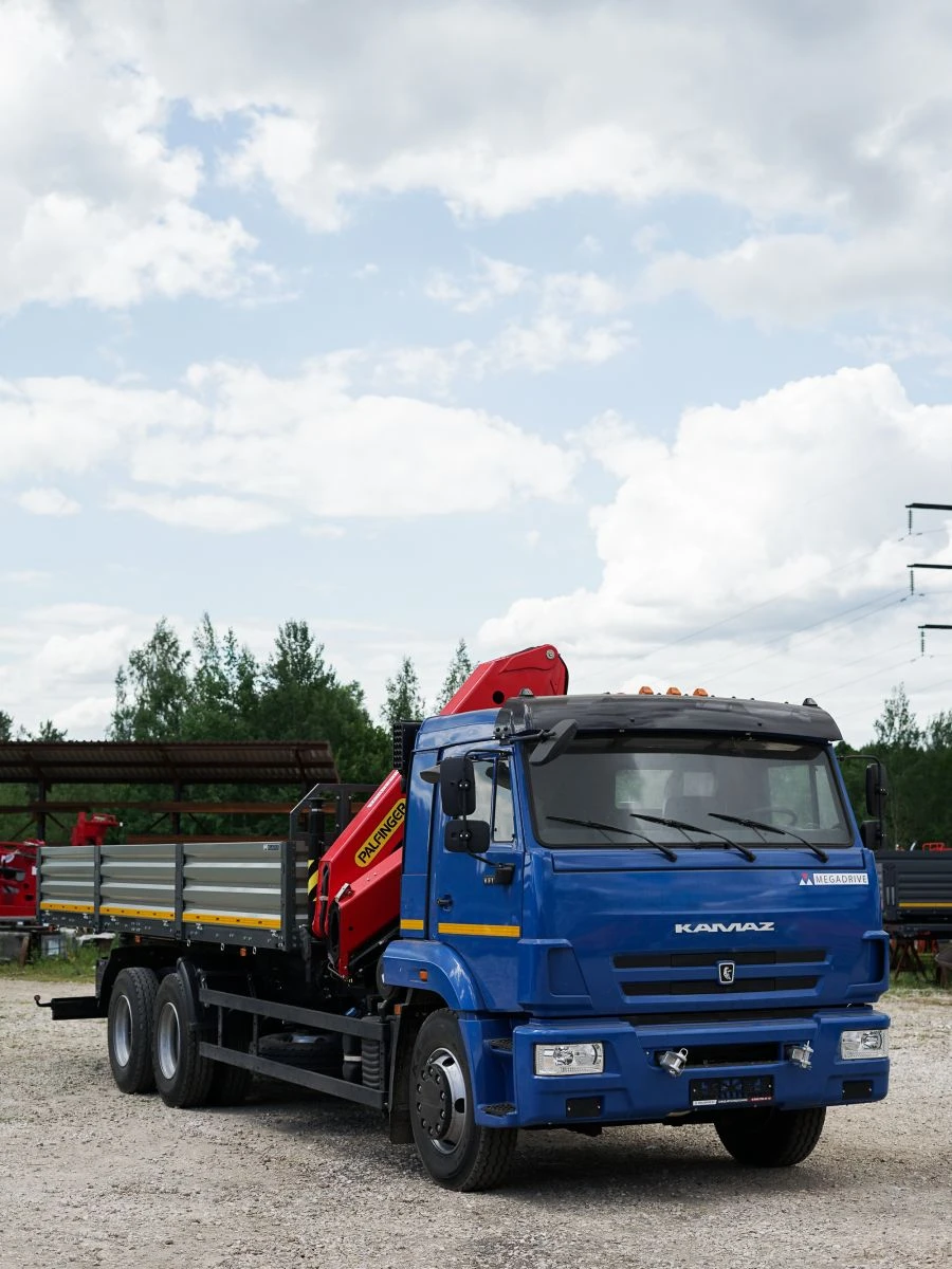 Special purpose vehicle with hydraulic loading crane of KMA type on the basis of KAMAZ 43118 and its modifications 41K32N-U2