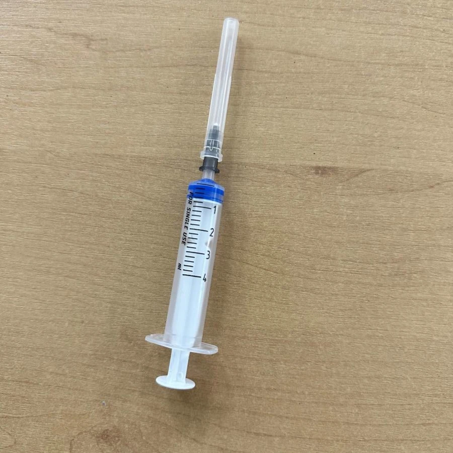 Single-use sterile three-detail "Luer" sterile injection syringe with nominal capacity of 4 ml with needle