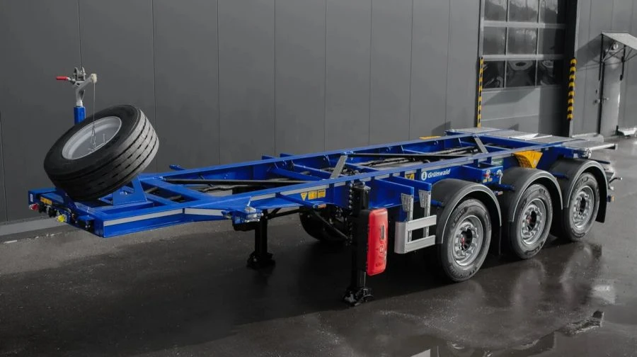 Three-axle semitrailer for transporting 20-foot tank-containers (model 9453-0000010-30)