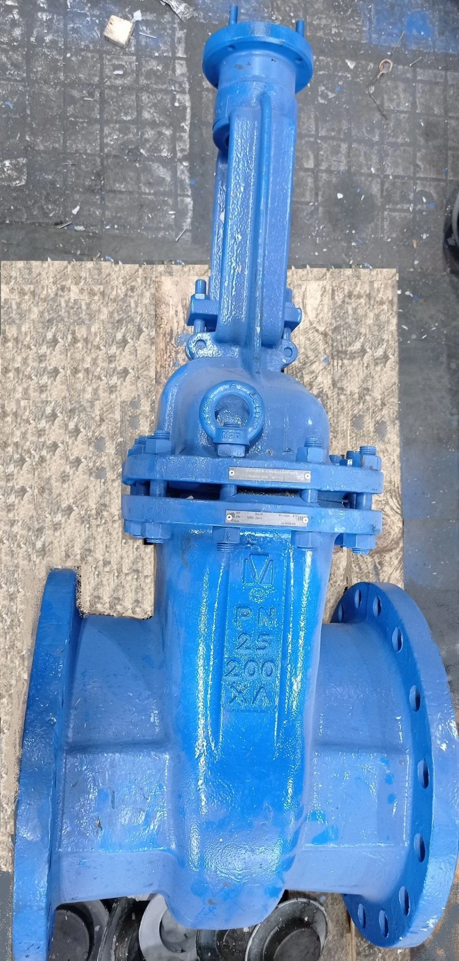 Steel wedge gate valve with sliding spindle under drive RN 2,5 MPa DN 200