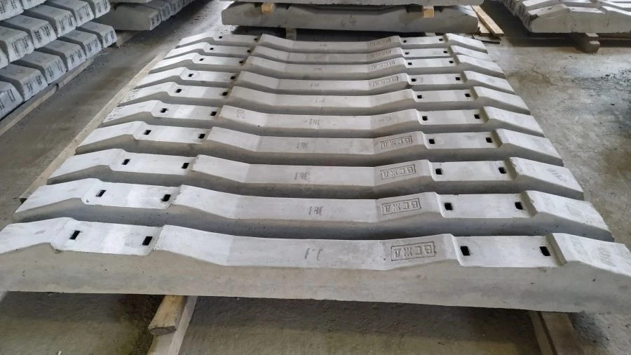 Reinforced concrete sleepers type I for separate rail fastening with threaded attachment of rail and lining to sleeper subtype S