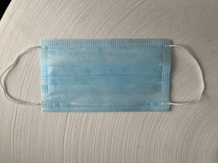Disposable medical mask, three-layer, made of nonwoven material