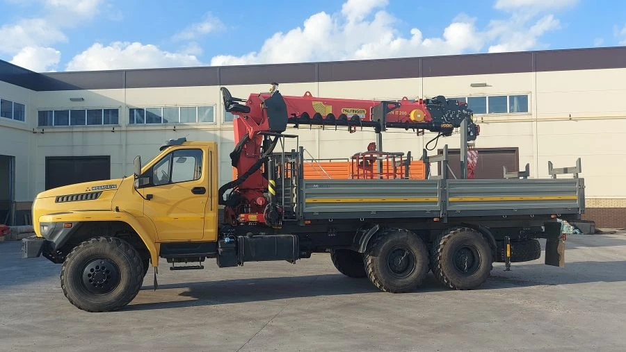 Special purpose vehicle with hydraulic loading crane of MKMA type on the basis of URAL 5557 and its modifications U0K05G-5L150