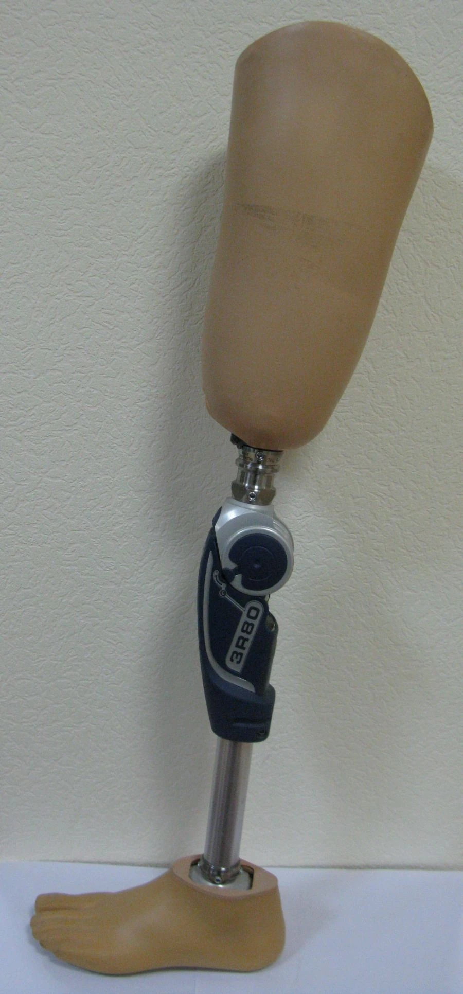 Hip prosthesis for therapeutic training