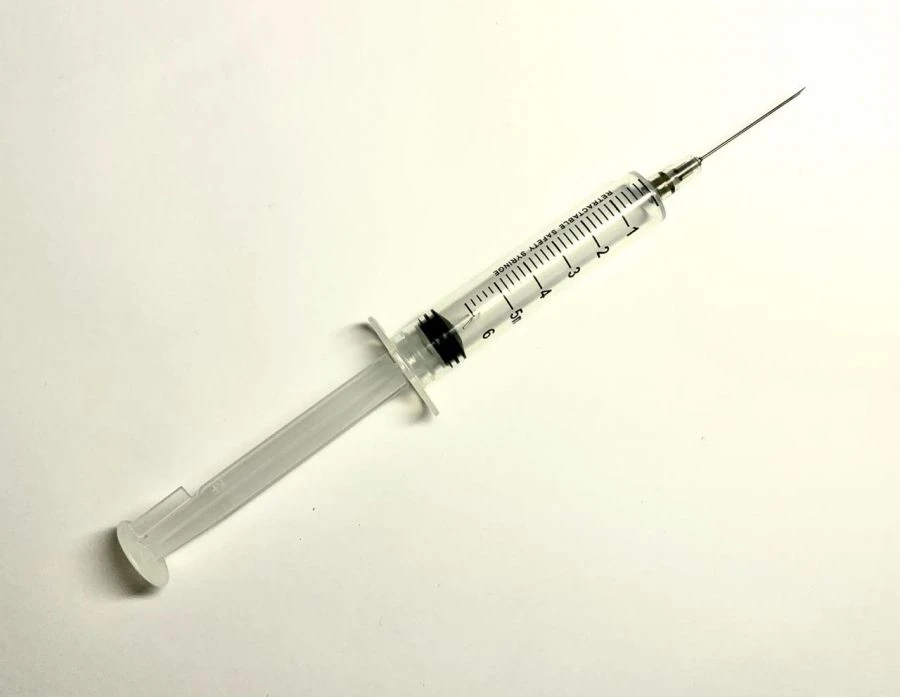 Single-use sterile three-detail self-locking injecting syringe with a capacity of 5 ml in version "B