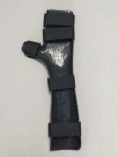 Plastic rigid wrist brace with thumb restraint Sh-5016