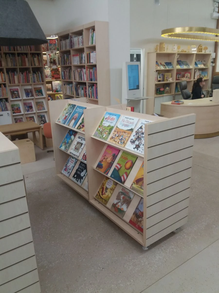 Shelving unit with inclined shelves/ST-24