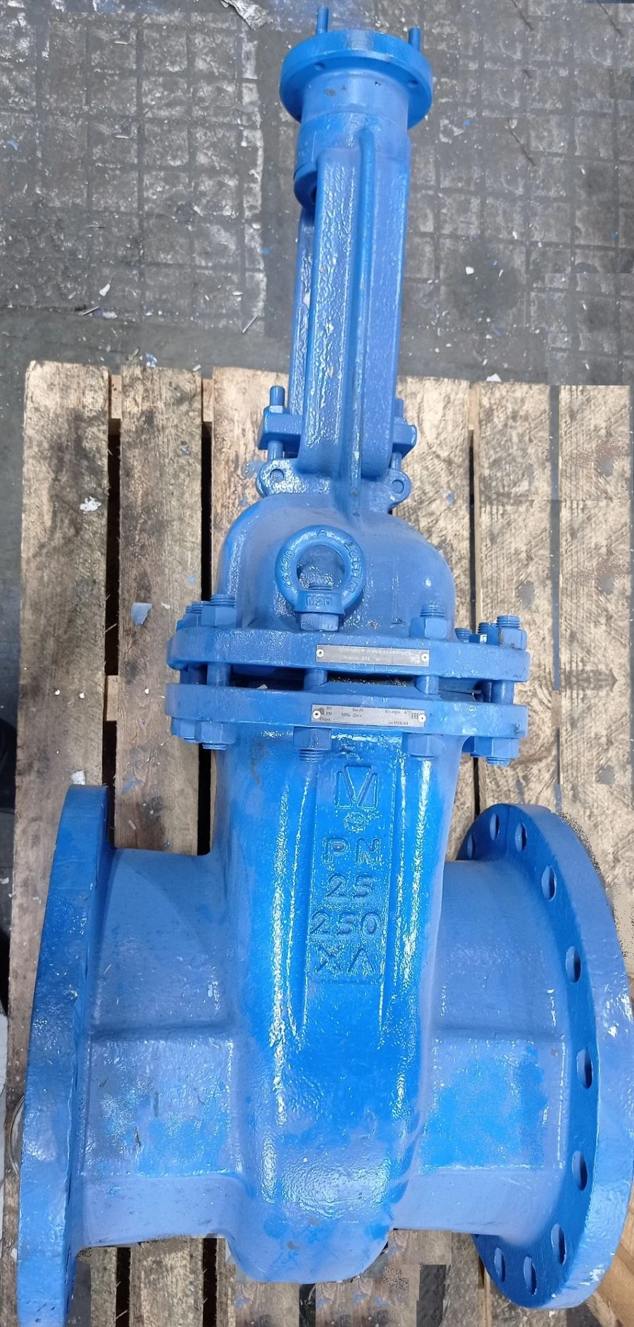 Steel wedge gate valve with sliding spindle and handwheel RN 2,5 MPa DN 250