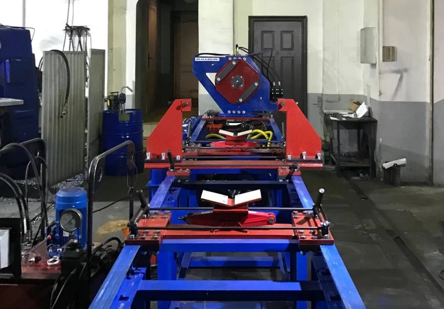 Stand for assembly and disassembly of hydraulic cylinders