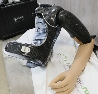 Prosthesis after shoulder dislocation with electromechanical drive and contact control system