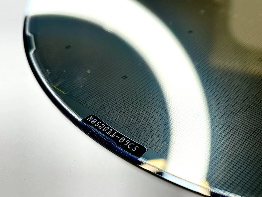 Plate with crystals of customised elements 3N20