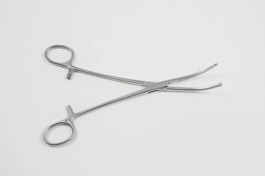 VZ-Z-38, Clamp with cremalier for attaching linen to peritoneum, 200 mm. Mikulich