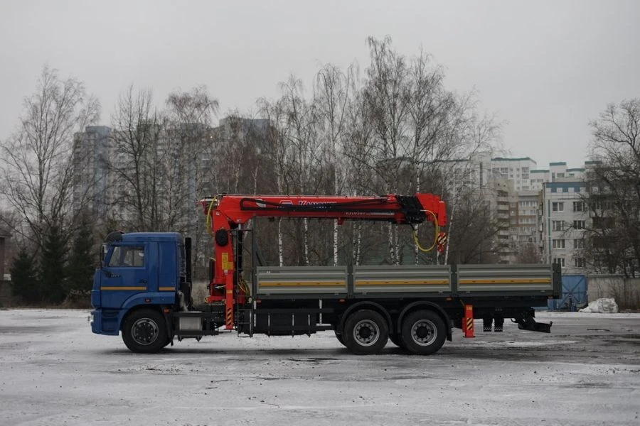 Special purpose vehicle with KMA type hydraulic loading crane on the basis of KAMAZ 65117 and its modifications 64K02N-U8