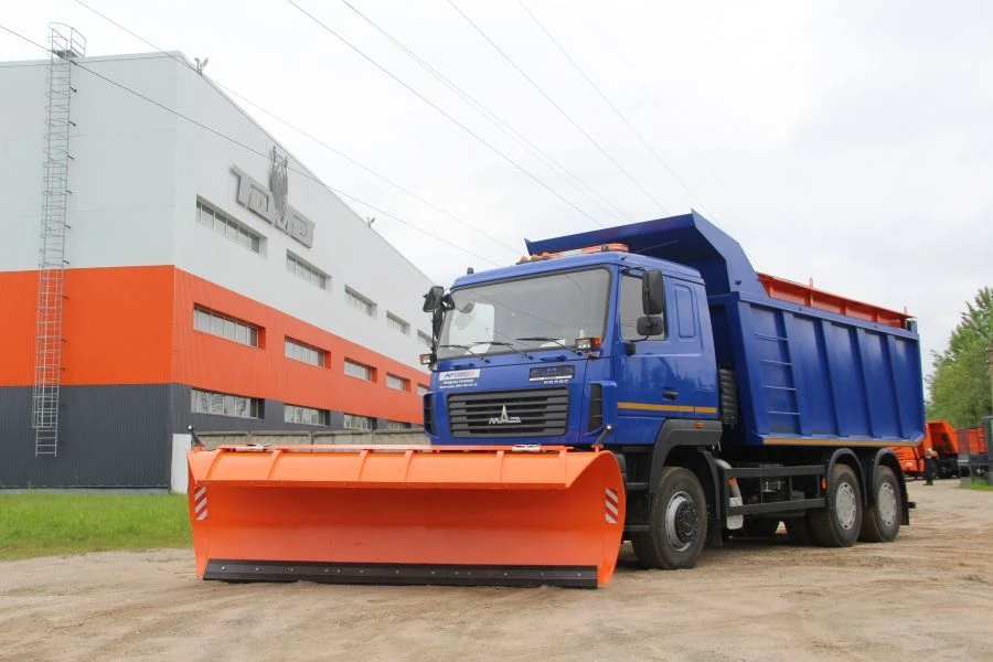 Combined road sweeping machine MKDU-4 on the basis of vehicle MAZ-6501C9