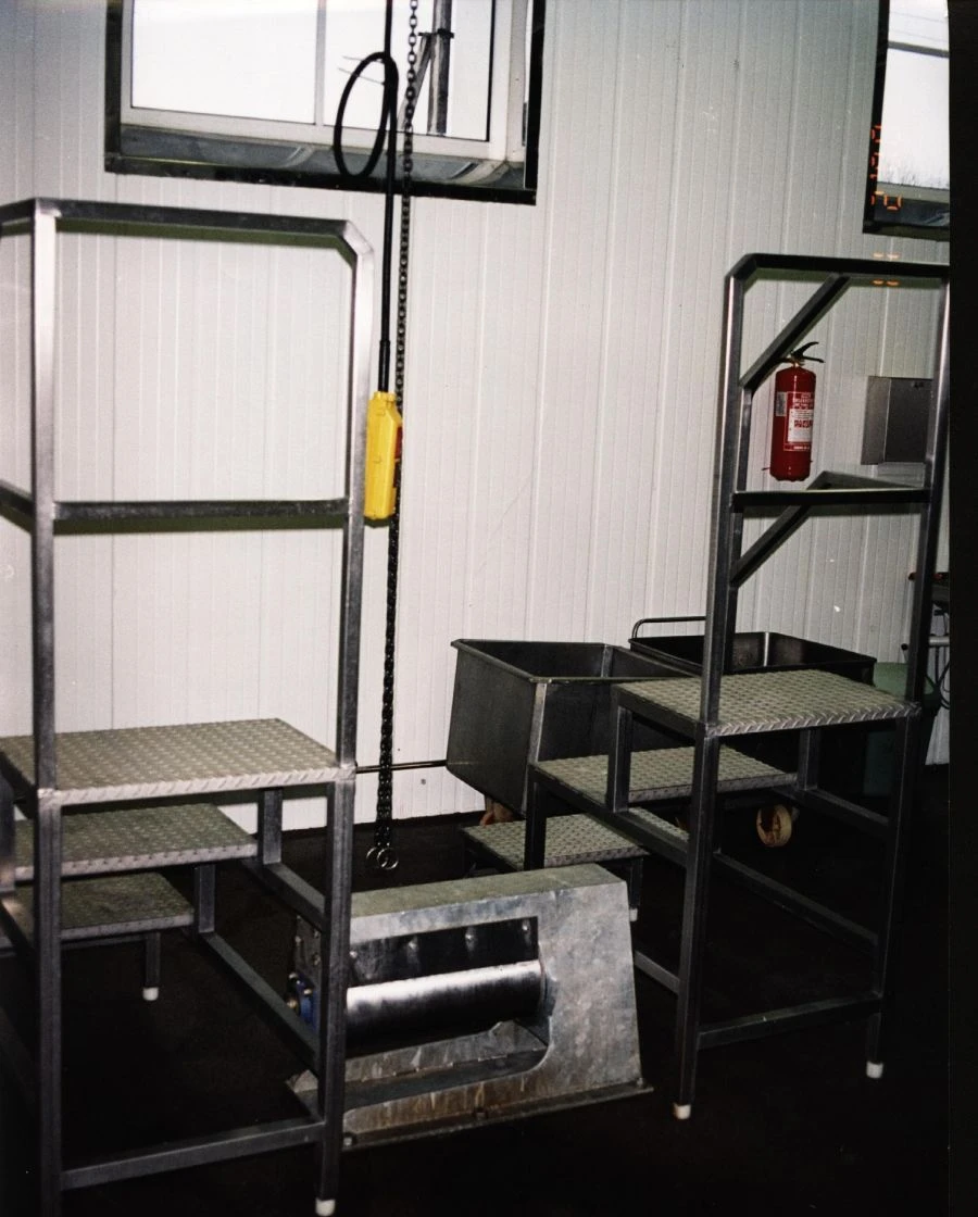Device for skinning of skins USHS-4.