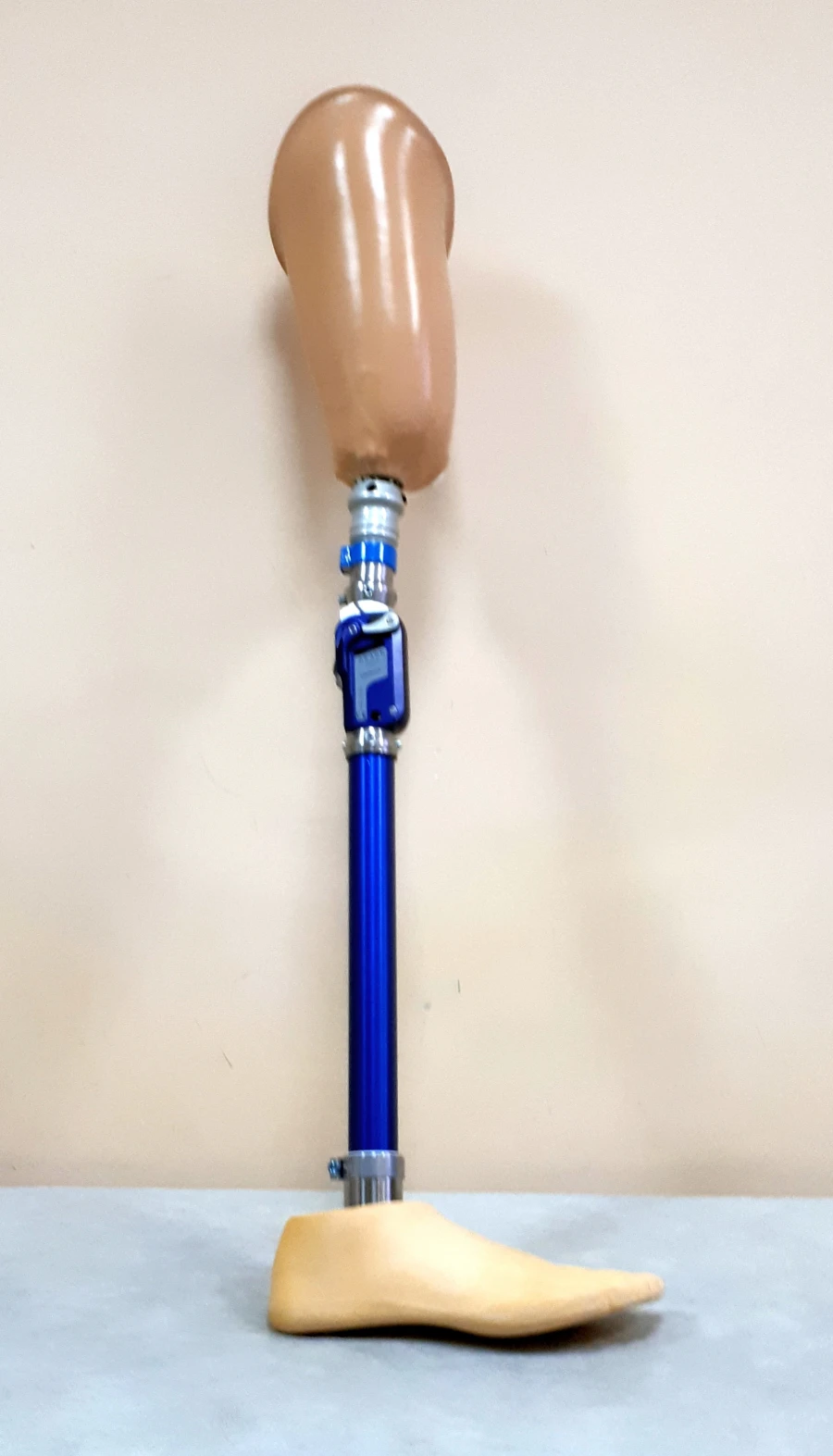 Hip prosthesis for bathing