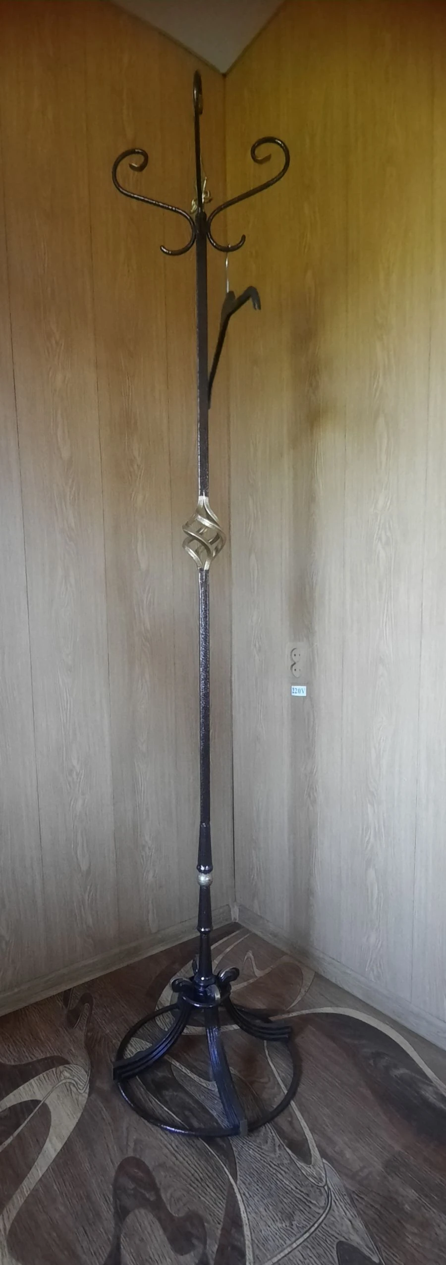 Metal coat rack "V-Sh"