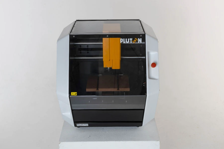 Numerically controlled milling and engraving machine with Plexiglas screen Pluton Crafter S