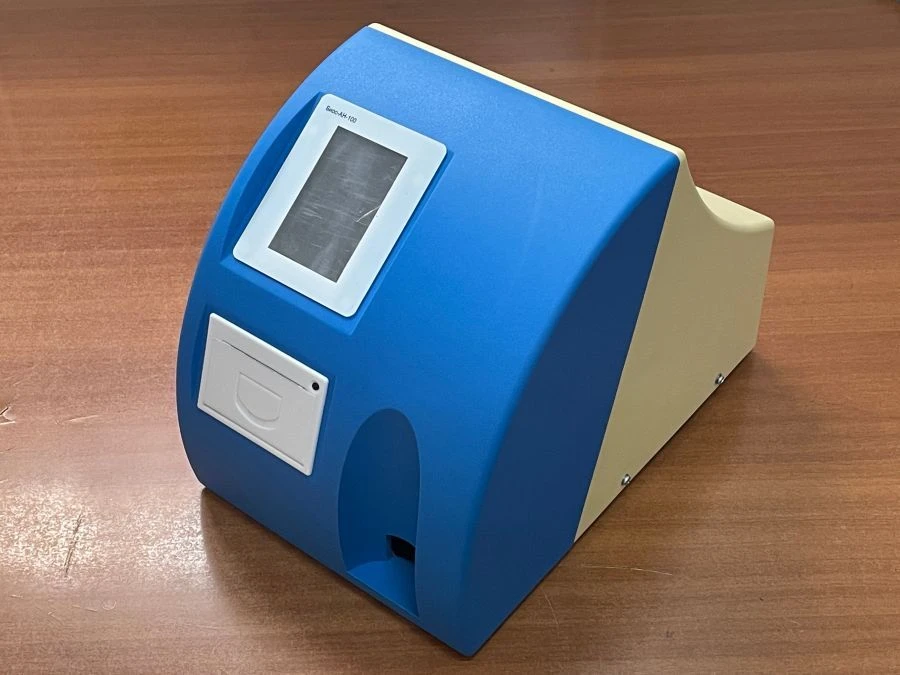 IVD analyser for reading and processing colour information from sensor zones of biochemical test strips with manual test strip f