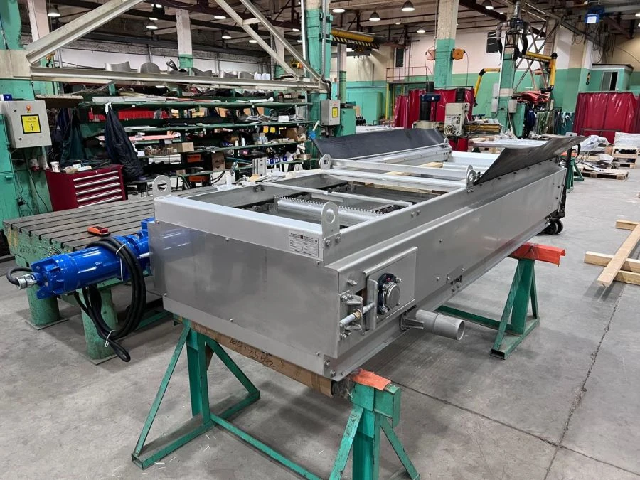 Mechanised rake sewer grating
