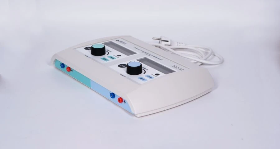 Two-channel pain control electrostimulator with manual and automatic continuous and intermittent percutaneous and intrathecal sp