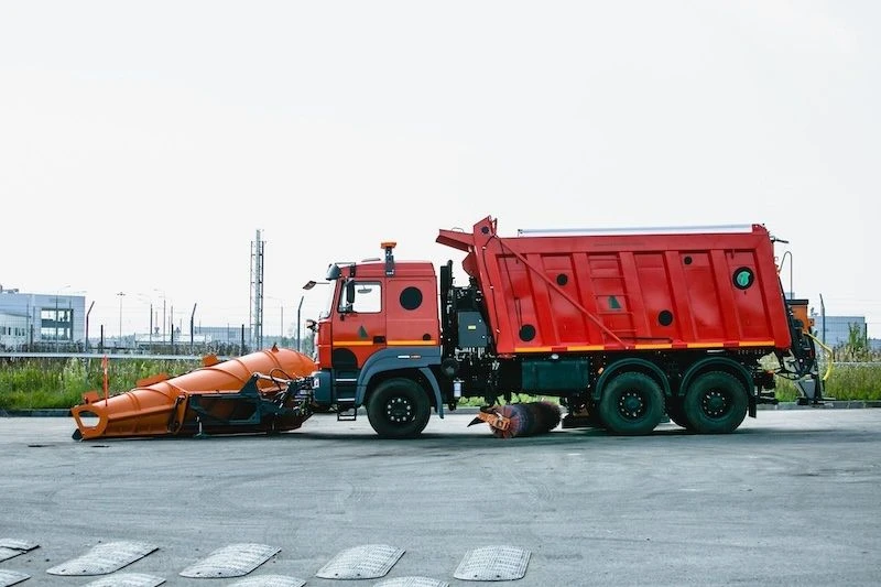 Road combined machine ED600AUR on the basis of dump truck Ural S35510