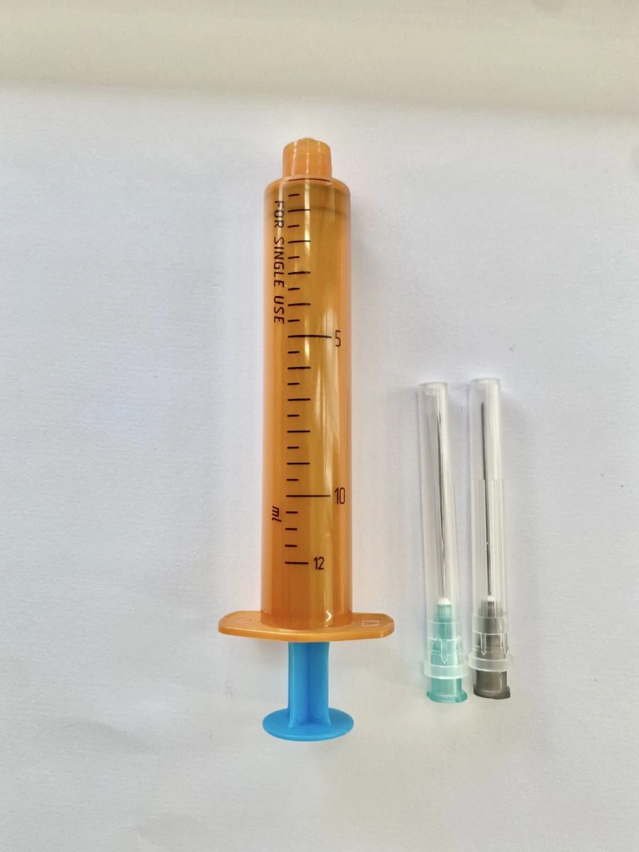 Single-use, three-detail, sterile, sterile, Luer Lok version10A with needle with protection against corrosion, without needle