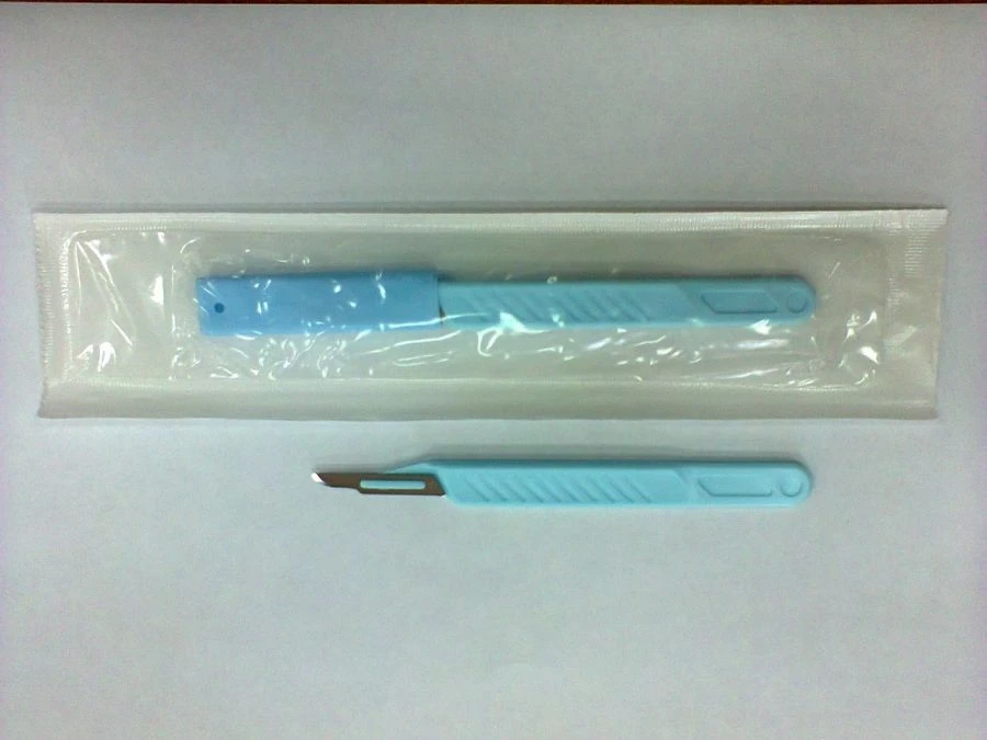 Surgical disposable scalpel with plastic handle Type 1 with blade #15
