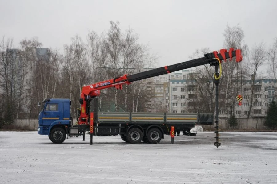 Special purpose vehicle with KMA type hydraulic loading crane on the basis of KAMAZ 65117 and its modifications 64K33N-U2