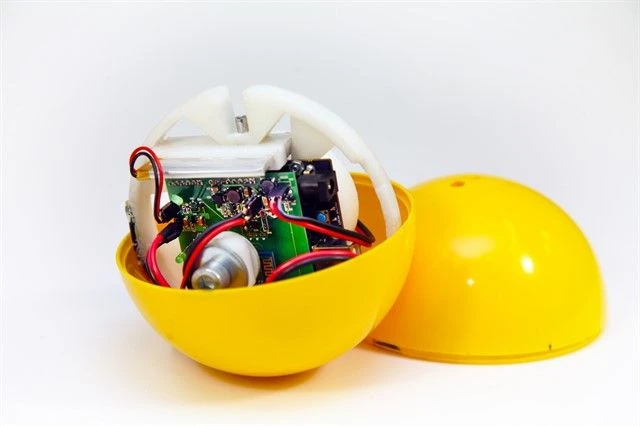 Device for studying the motion of a solid body with wireless data transmission