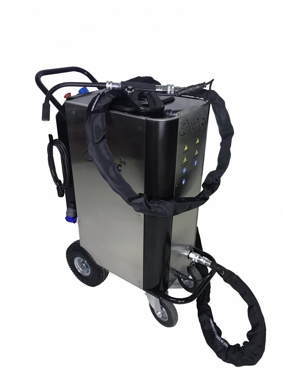 Installation for jet cleaning with solid carbon dioxide granules with shredder
