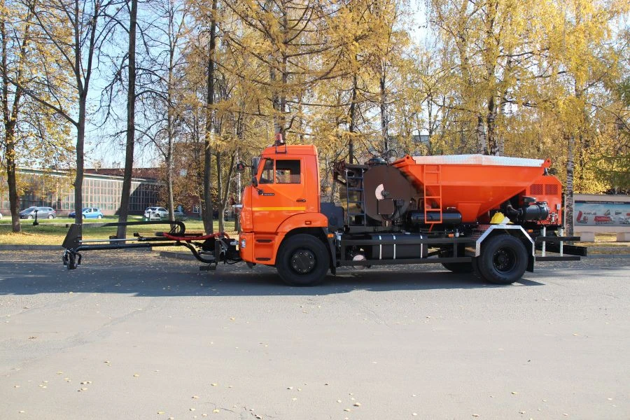 Road surface repair machine (pneumatic spraying method) BCM-257 on KAMAZ 43253 chassis