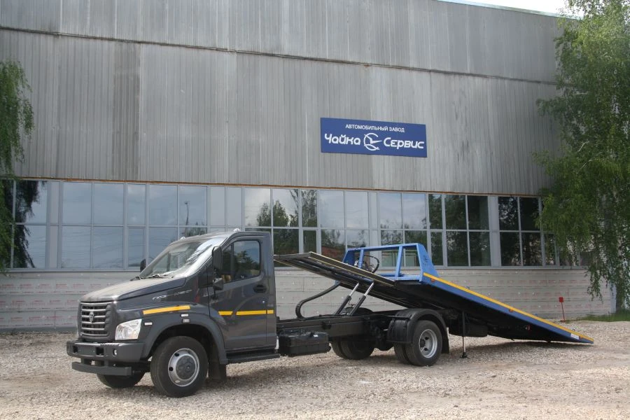 Evacuator with sliding platform manufactured by "Chaika-NN" Ltd, modification 2784LM, on the basis of KAMAZ 4308-G5 chassis.
