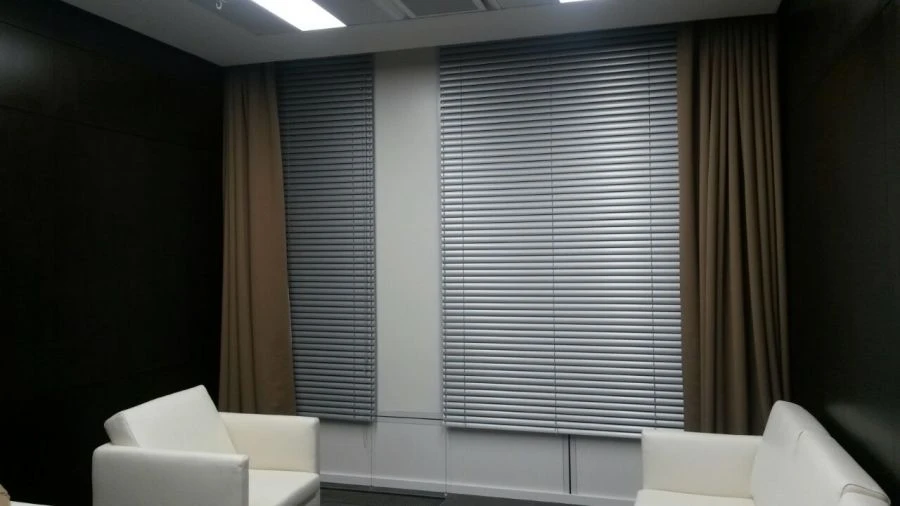 Horizontal blinds with aluminium slats "System Holis"