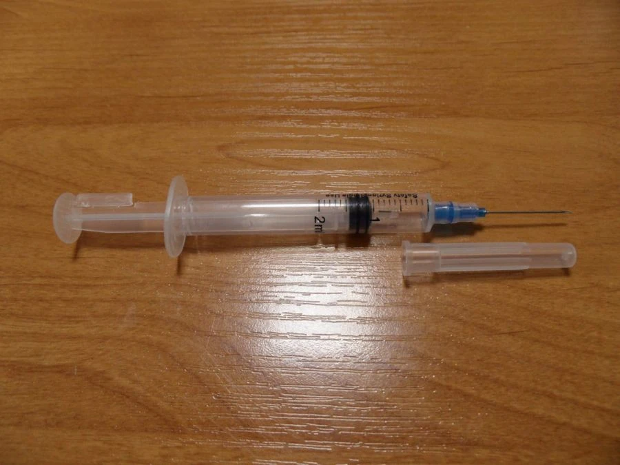 Sterile, self-locking, single-use injecting syringes, sterile, self-locking, version I, 2 ml capacity, with built-in syringe.