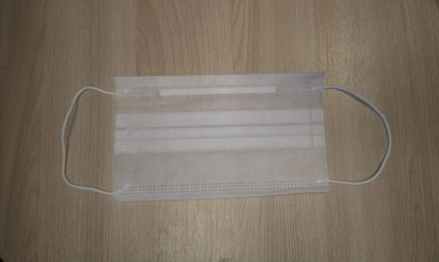 Disposable medical non-sterile mask made of non-woven materials 3-layer on the elastic band 17,5x9,5 cm, colour: white.
