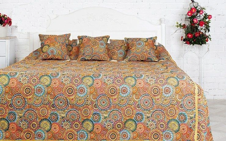 Coverlet with a top made of mixed fabrics