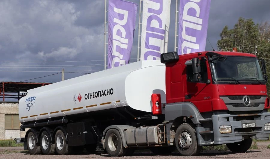 Tank semi-trailer for transport of oil products model 96398