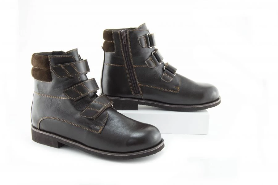 Orthopaedic footwear of low complexity with insulated lining: half boots