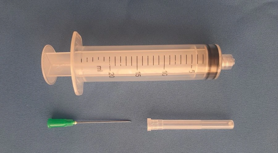 Single-use syringe, three-detail, with "Luer-lock" tip, nominal capacity 20 ml with injection needle.
