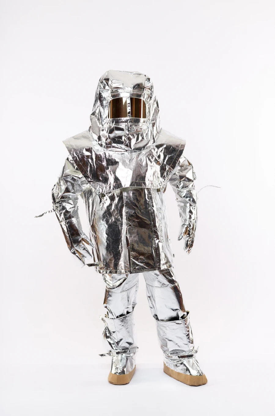 Set of heat-reflective clothing for firefighters of semi-heavy type (jacket, overalls, hood, cuffs, shoe covers)